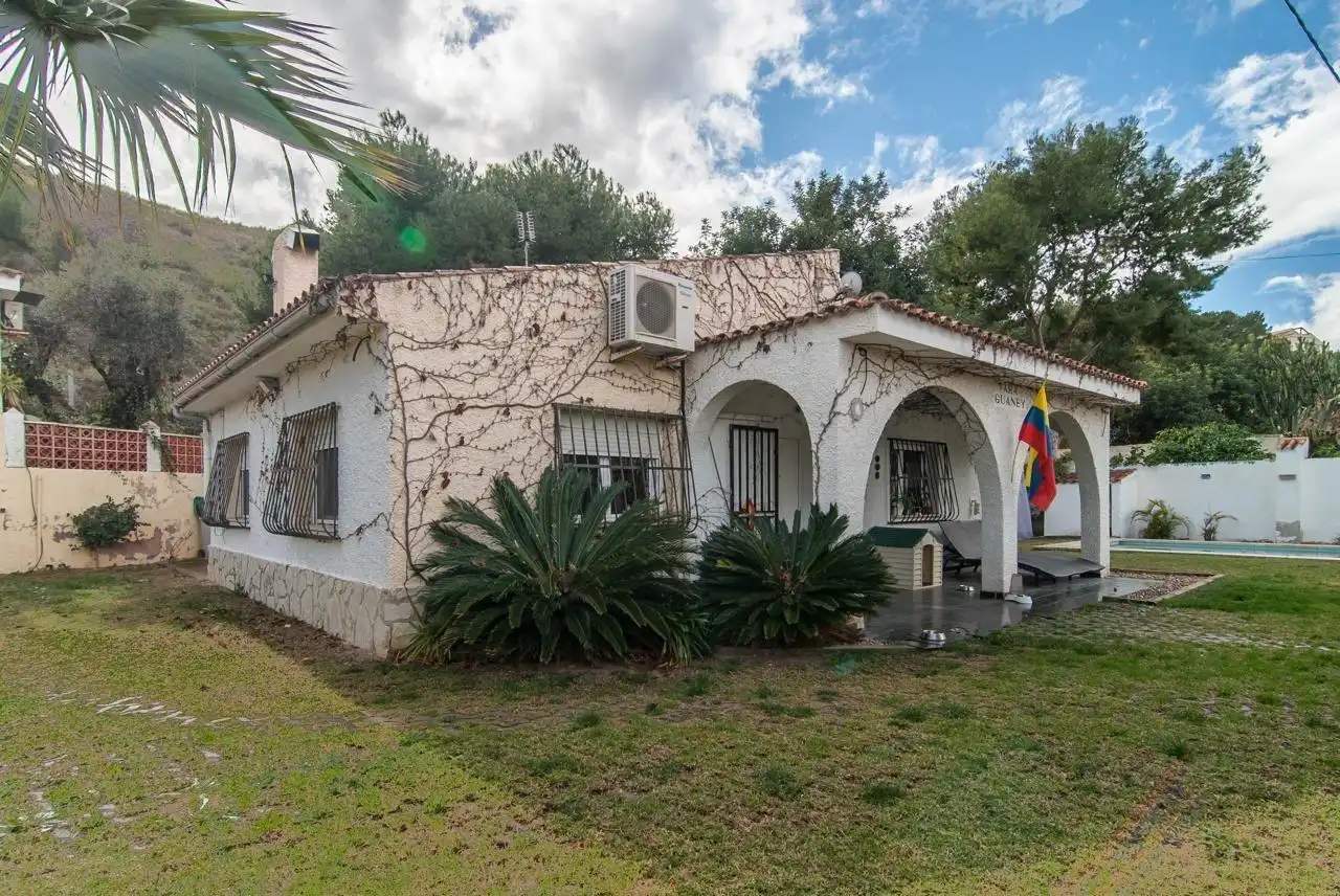 Vista exterior de Casa o xalet en venda en Mutxamel amb Aire condicionat, Calefacció i Jardí privat