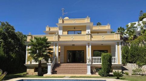 Elegante villa renovada en la prestigiosa Hacienda Las Chapas