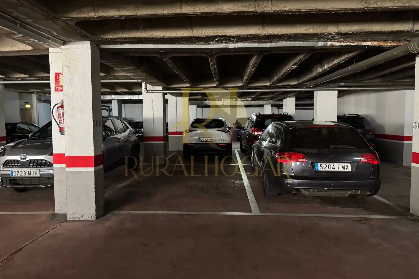 Aparcament de Pis en venda en León Capital  amb Terrassa, Traster i Moblat