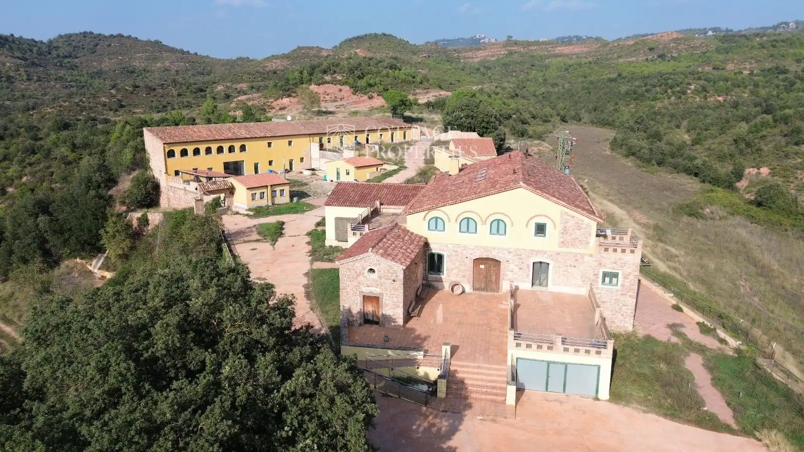 Vista exterior de Finca rústica en venda en Sant Llorenç Savall amb Calefacció i Piscina
