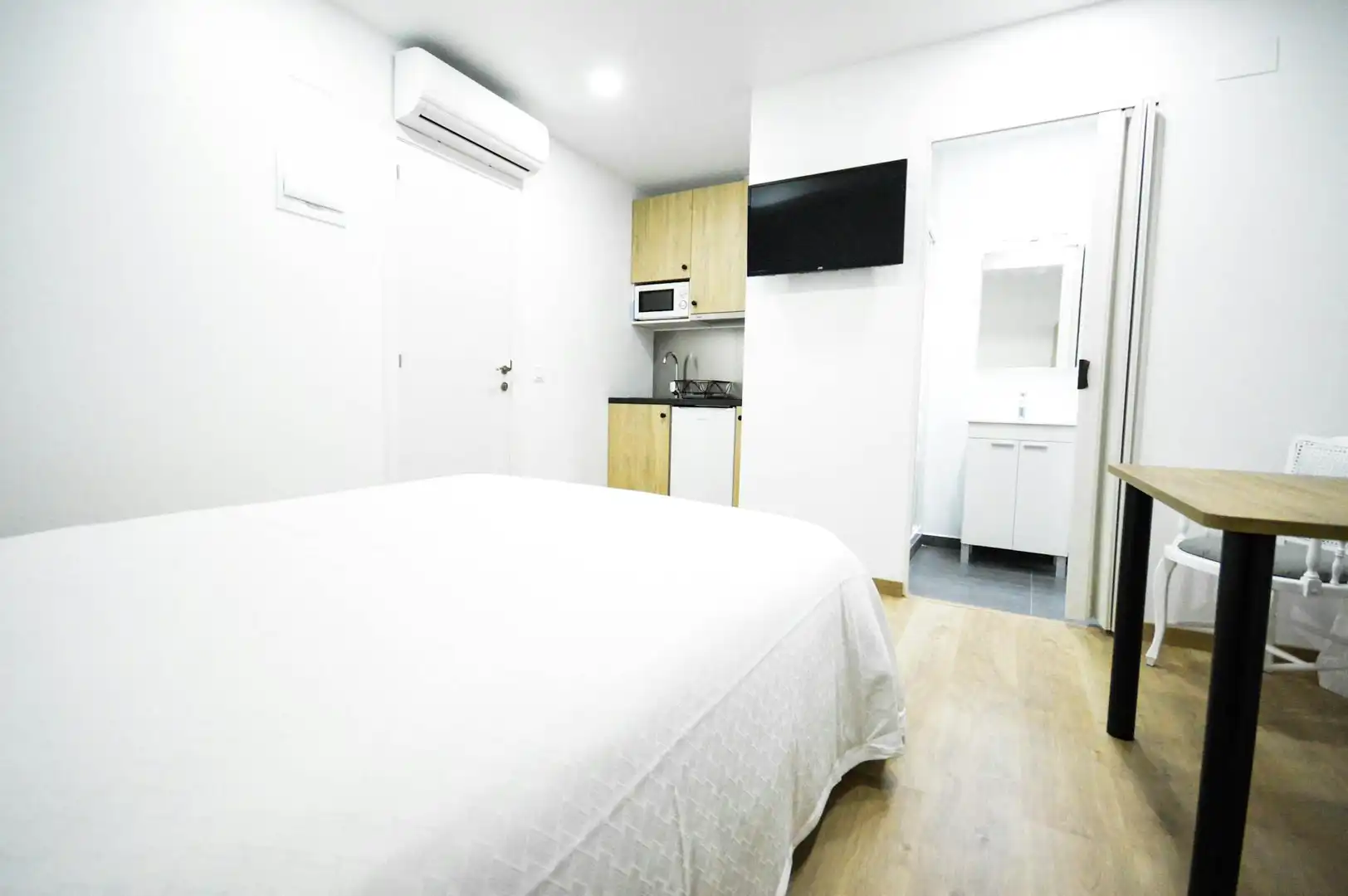Bedroom of Flat for rent in Valencia  with Air Conditioner, Washing machine and TV