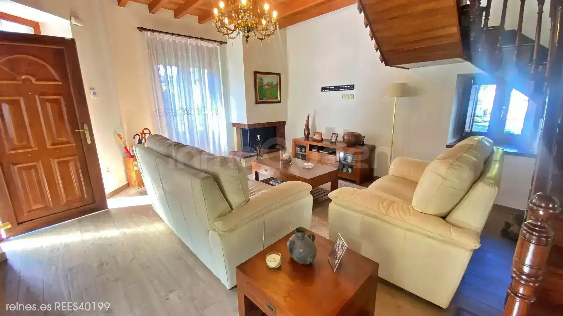 Sala d'estar de Casa o xalet en venda en Santo Adriano amb Calefacció, Jardí privat i Terrassa