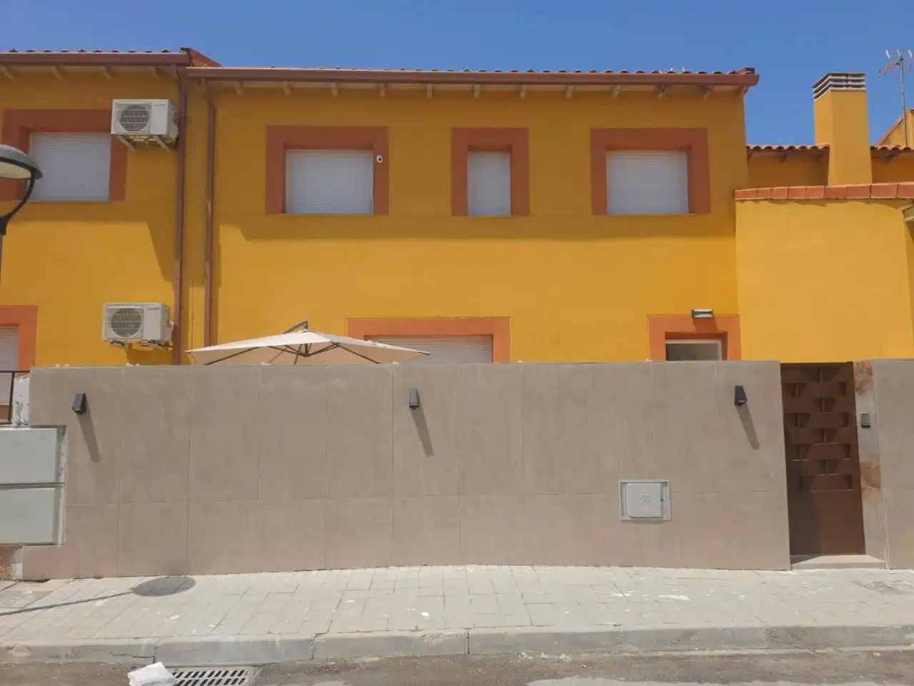 Vista exterior de Casa adosada en venda en Magán amb Calefacció, Parquet i Terrassa