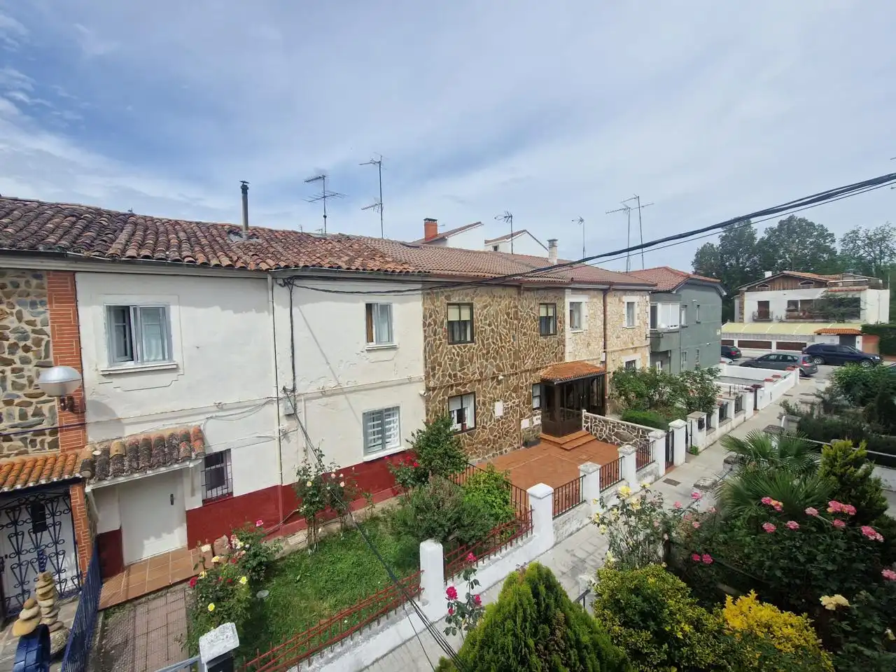 Vista exterior de Casa o xalet en venda en Burgos amb Calefacció, Jardí privat i Traster