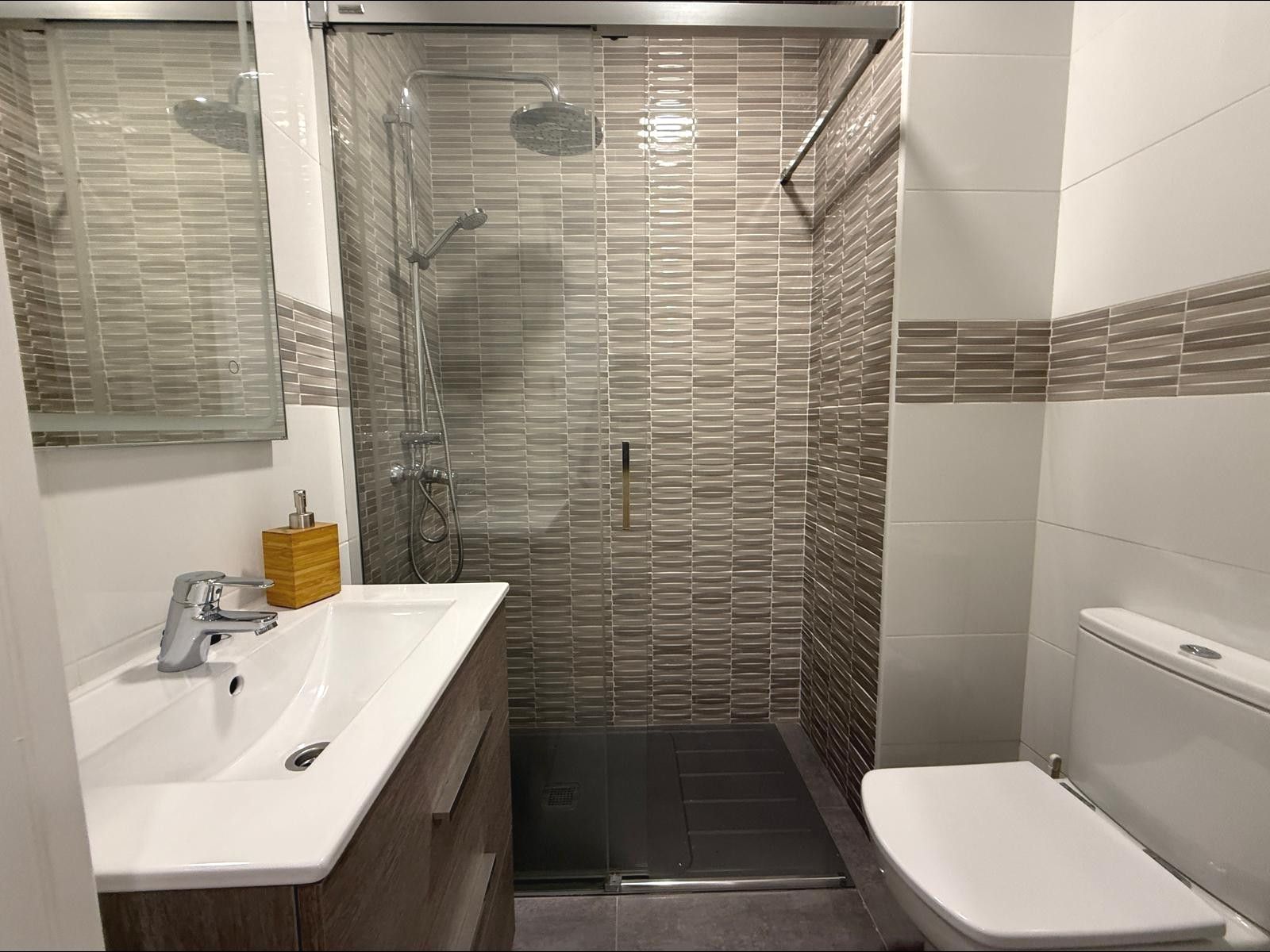 Bathroom of Flat for sale in Alicante / Alacant  with Air Conditioner, Heating and Alarm