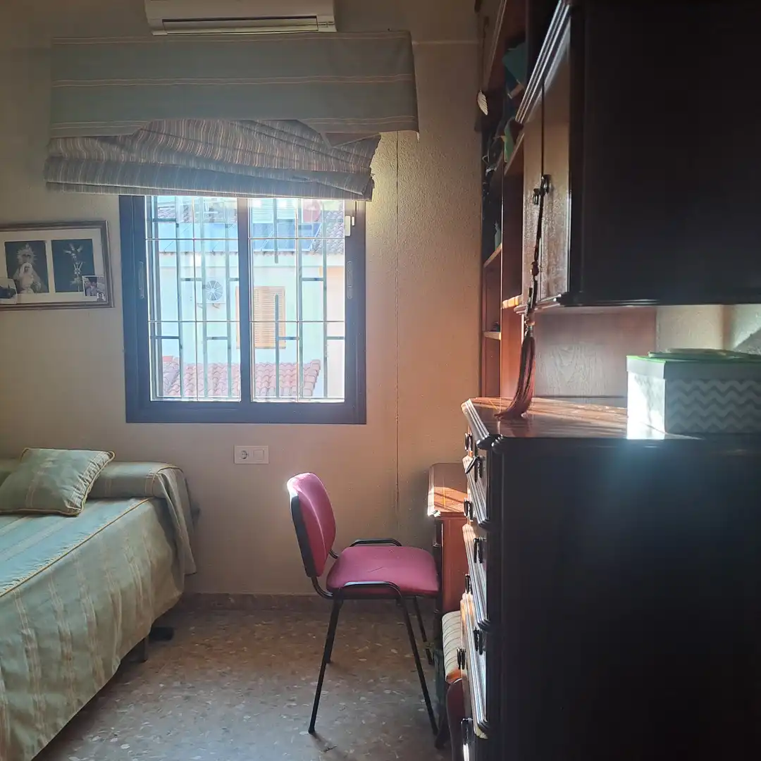 Dormitori de Casa adosada en venda en Dos Hermanas amb Aire condicionat, Traster i Piscina comunitària