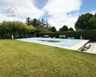 Piscina de Casa o xalet en venda en Villares de la Reina amb Calefacció, Jardí privat i Parquet