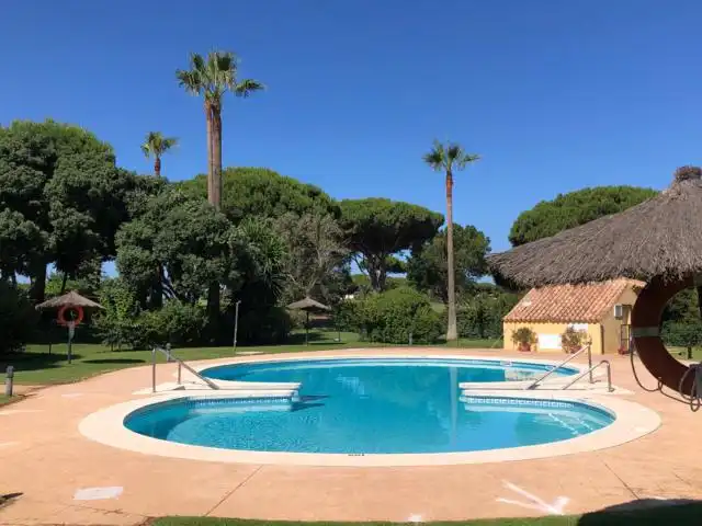 Piscina de Casa adosada en venda en Chiclana de la Frontera amb Aire condicionat, Calefacció i Jardí privat