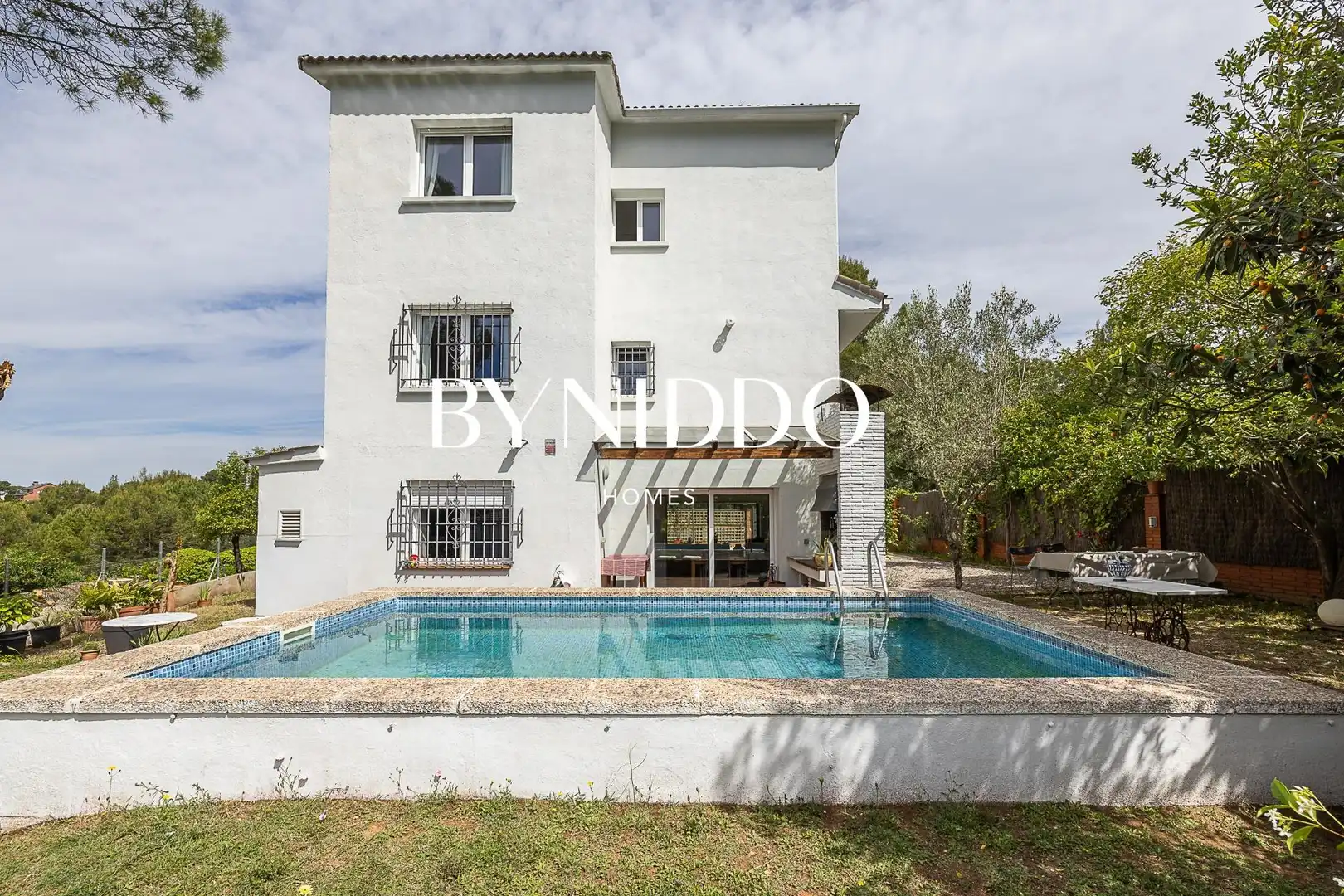 Vista exterior de Casa o xalet en venda en Sant Cugat del Vallès amb Aire condicionat, Calefacció i Jardí privat