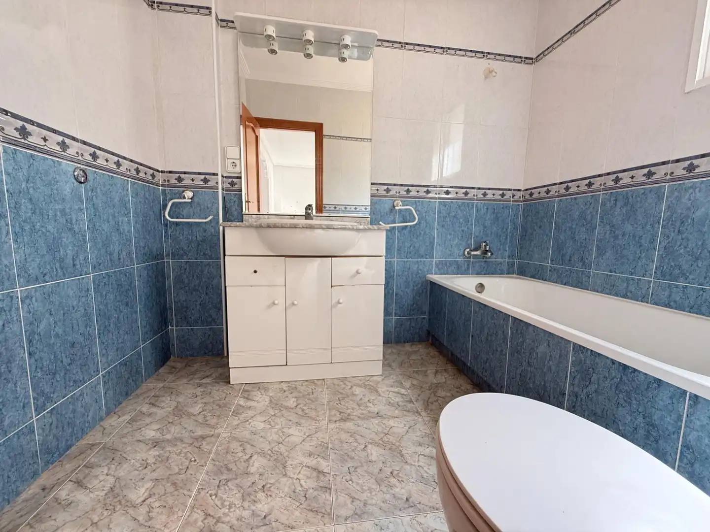 Bany de Casa o xalet en venda en San Miguel de Salinas amb Jardí privat i Piscina comunitària