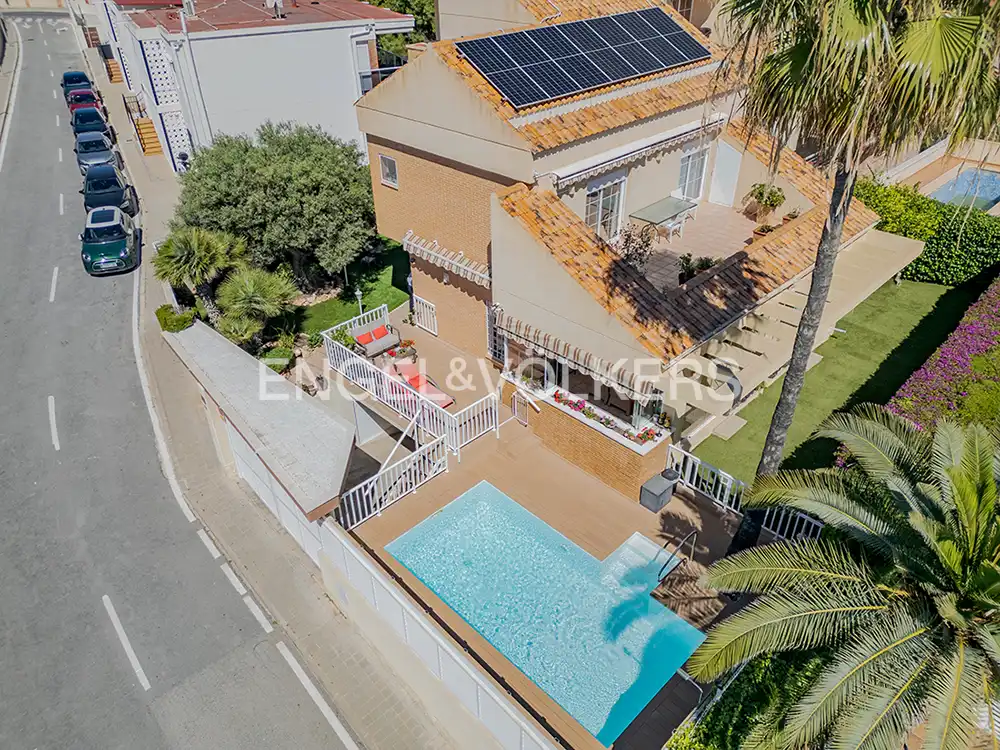 Vista exterior de Casa o xalet en venda en Alicante / Alacant amb Aire condicionat, Calefacció i Jardí privat