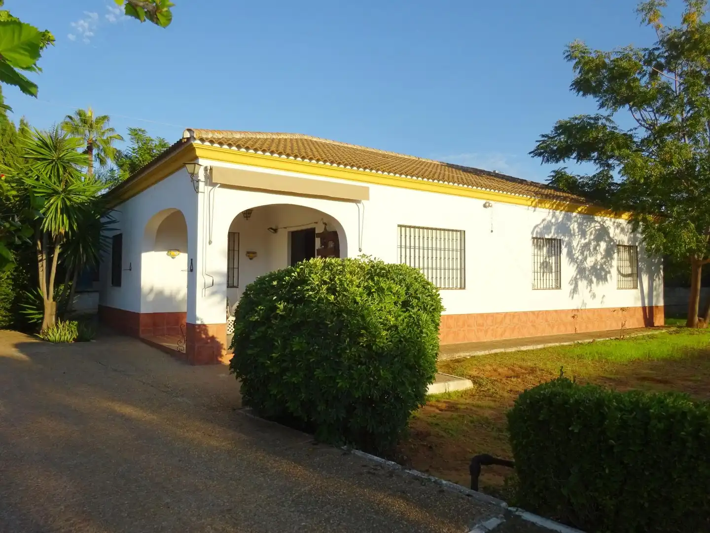 Exterior view of Houses for sale in Sanlúcar la Mayor  with Air Conditioner, Private garden and Storage room