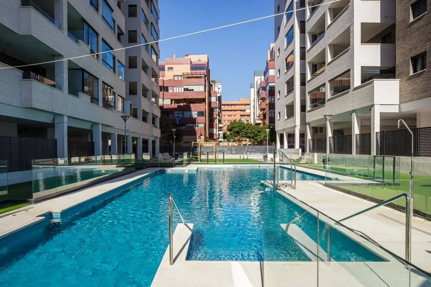 Piscina de Pis en venda en Almería amb Aire condicionat, Jardí privat i Terrassa