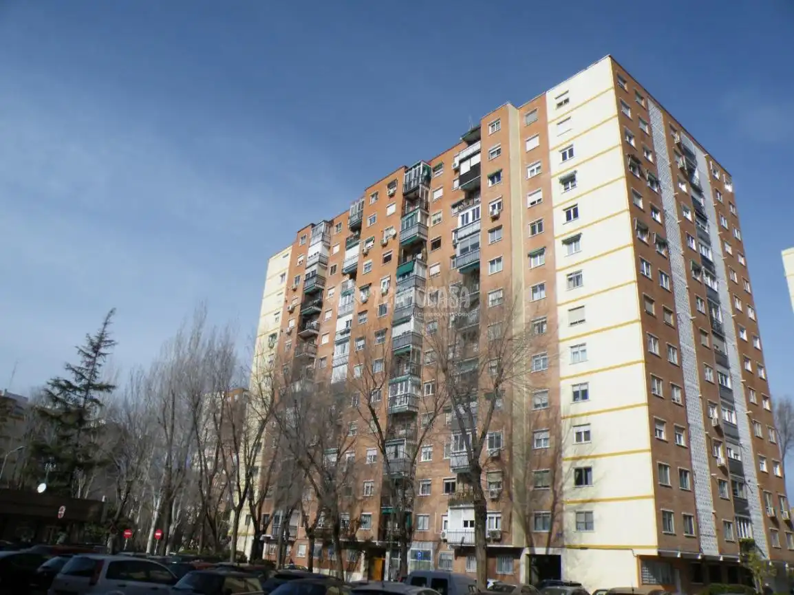 Vista exterior de Pis en venda en Madrid amb Calefacció