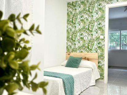 Bedroom of Flat to share in  Sevilla Capital  with Air Conditioner, Furnished and Washing machine