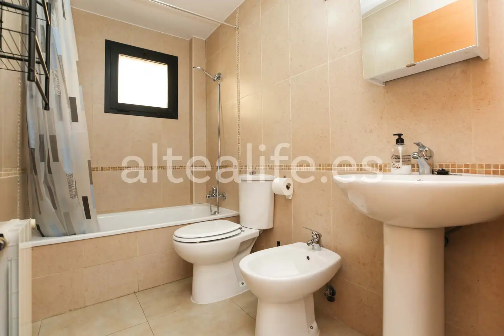 Baño de Apartamento de alquiler en L'Alfàs del Pi con Aire acondicionado, Terraza y Trastero
