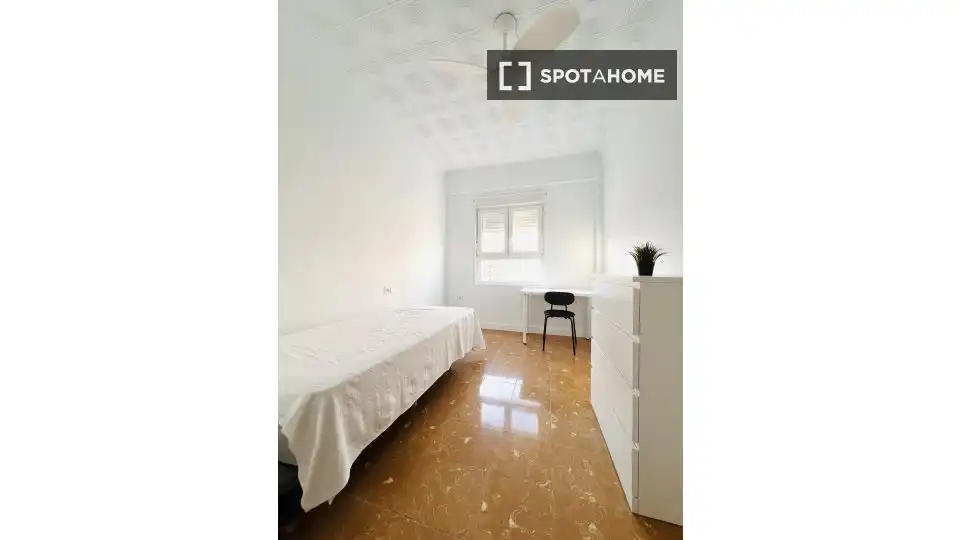 Bedroom of Flat for share in Sur