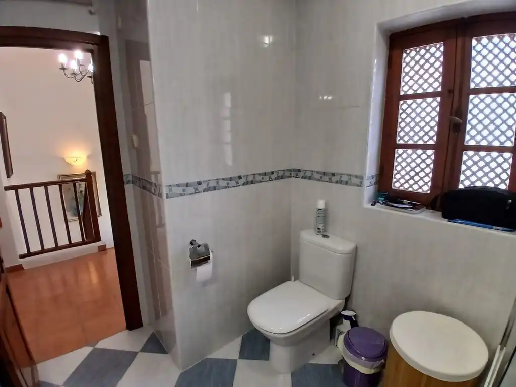 Badezimmer von Einfamilien-Reihenhaus zum Verkauf in Fuengirola mit Klimaanlage, Terrasse und Möbliert