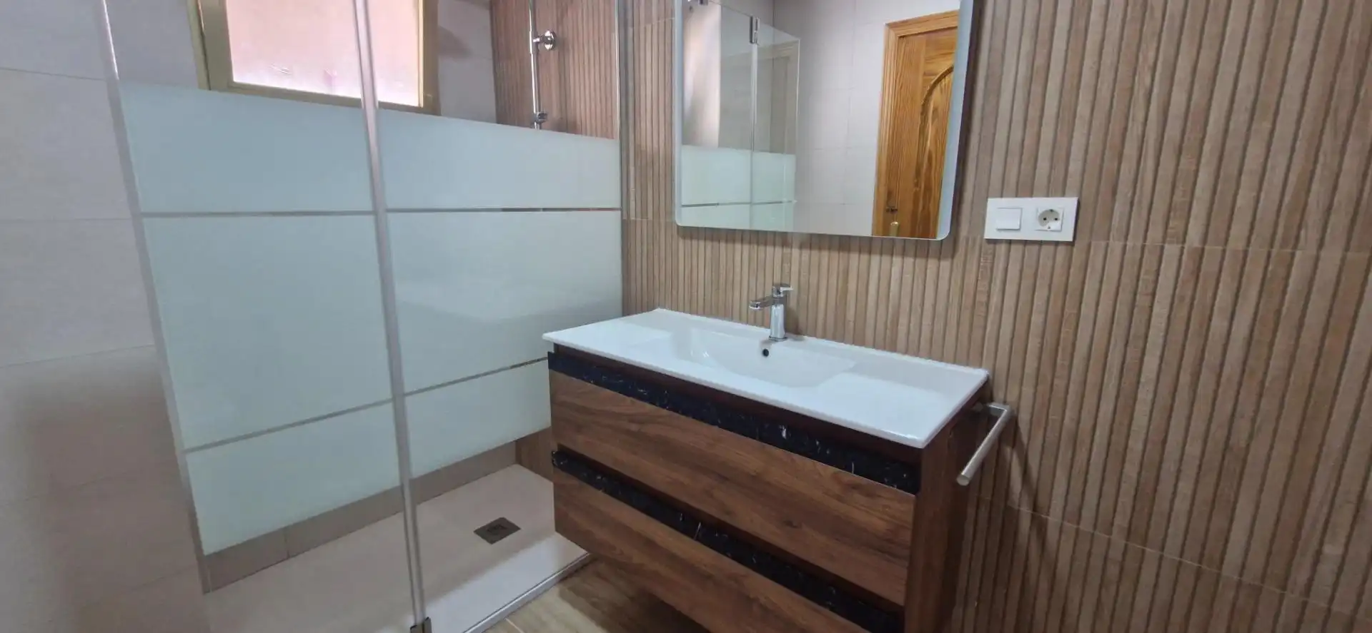 Bathroom of Flat for rent in Elche / Elx  with Air Conditioner, Terrace and Balcony