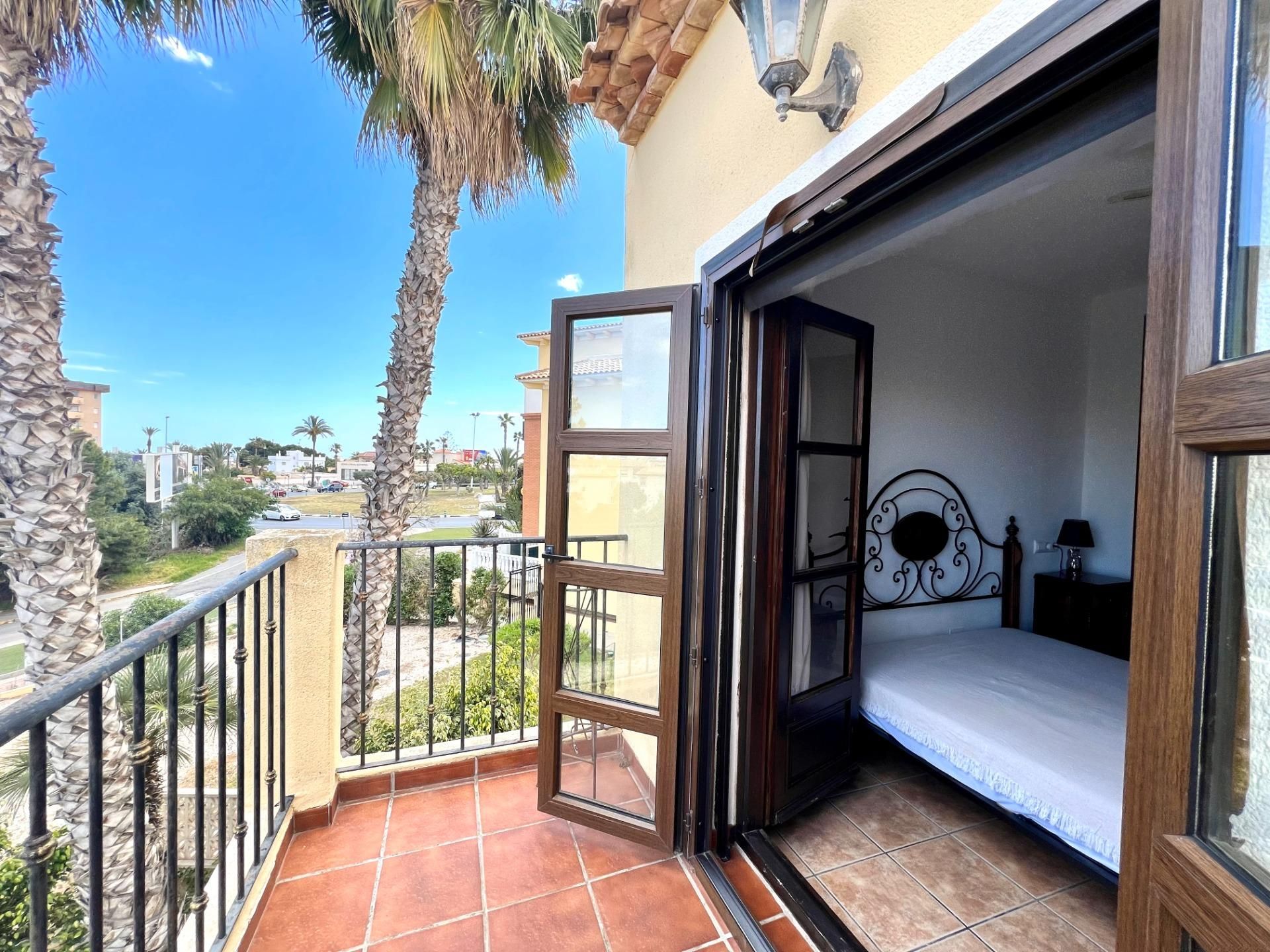 Dormitori de Casa adosada en venda en Orihuela amb Jardí privat, Terrassa i Traster