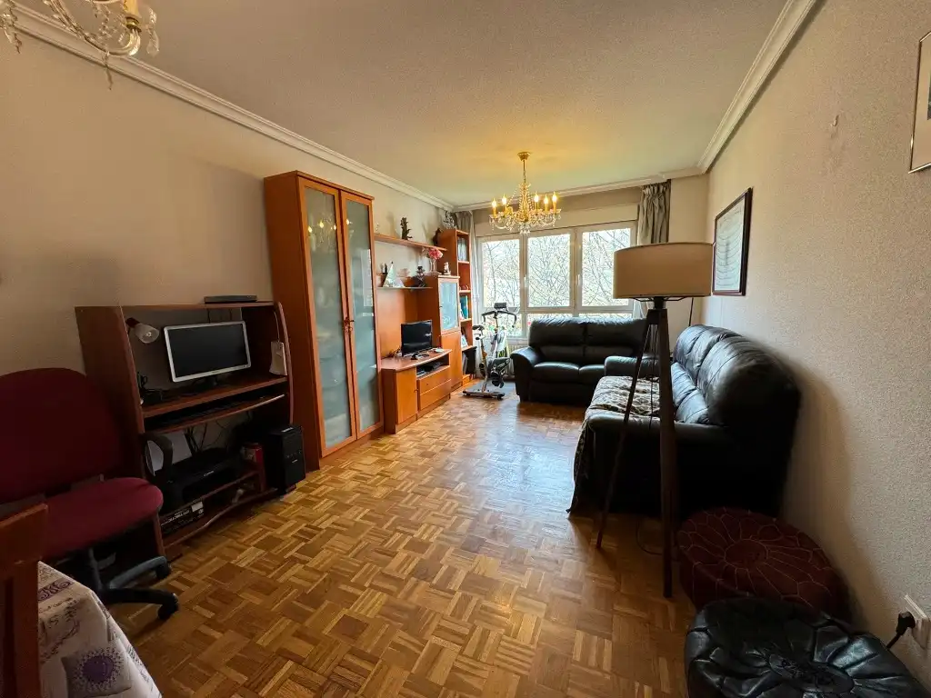 Sala d'estar de Pis en venda en Gijón  amb Calefacció, Parquet i Traster