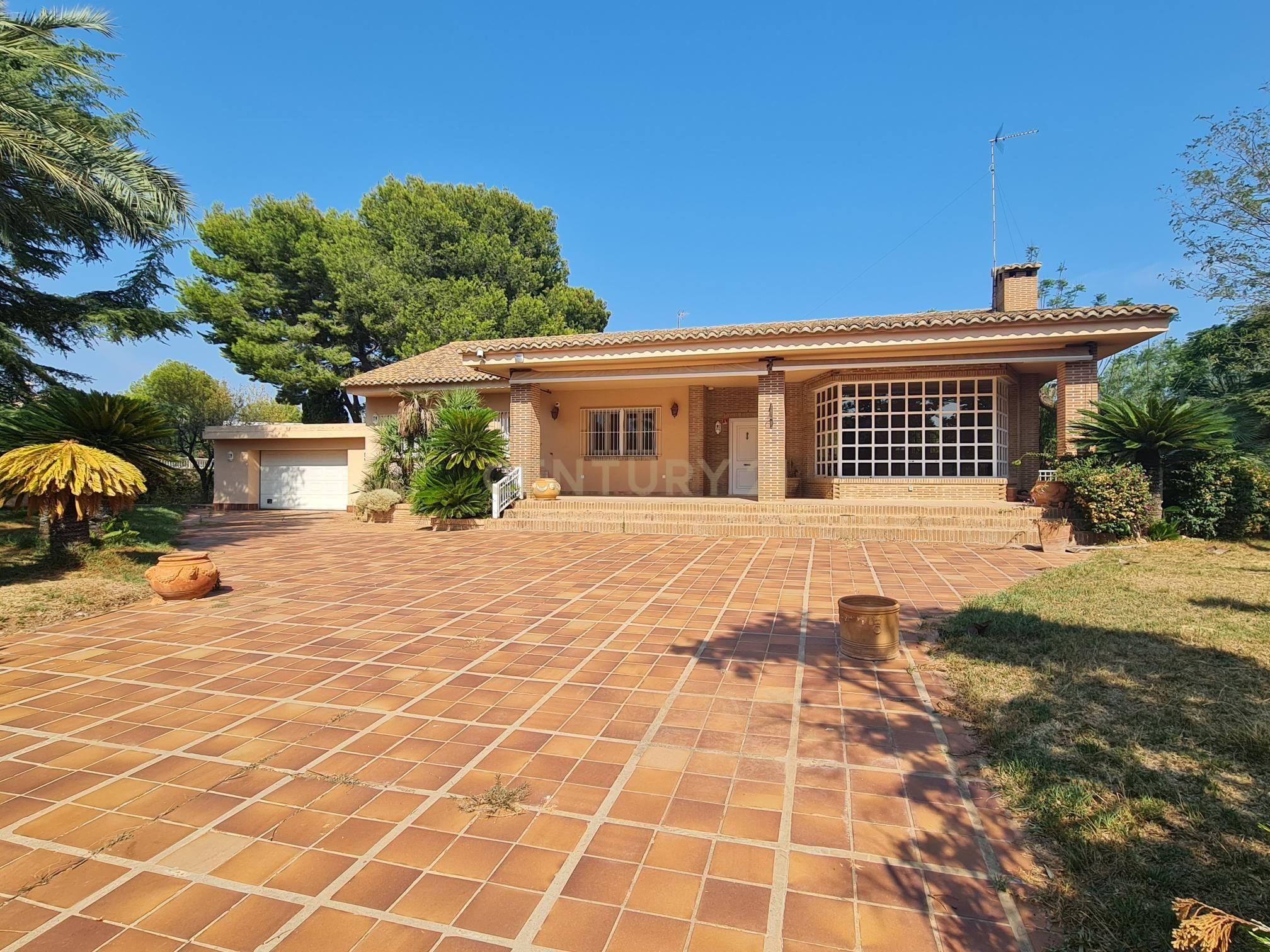 Exterior view of House or chalet for sale in Paterna  with Air Conditioner, Storage room and Alarm