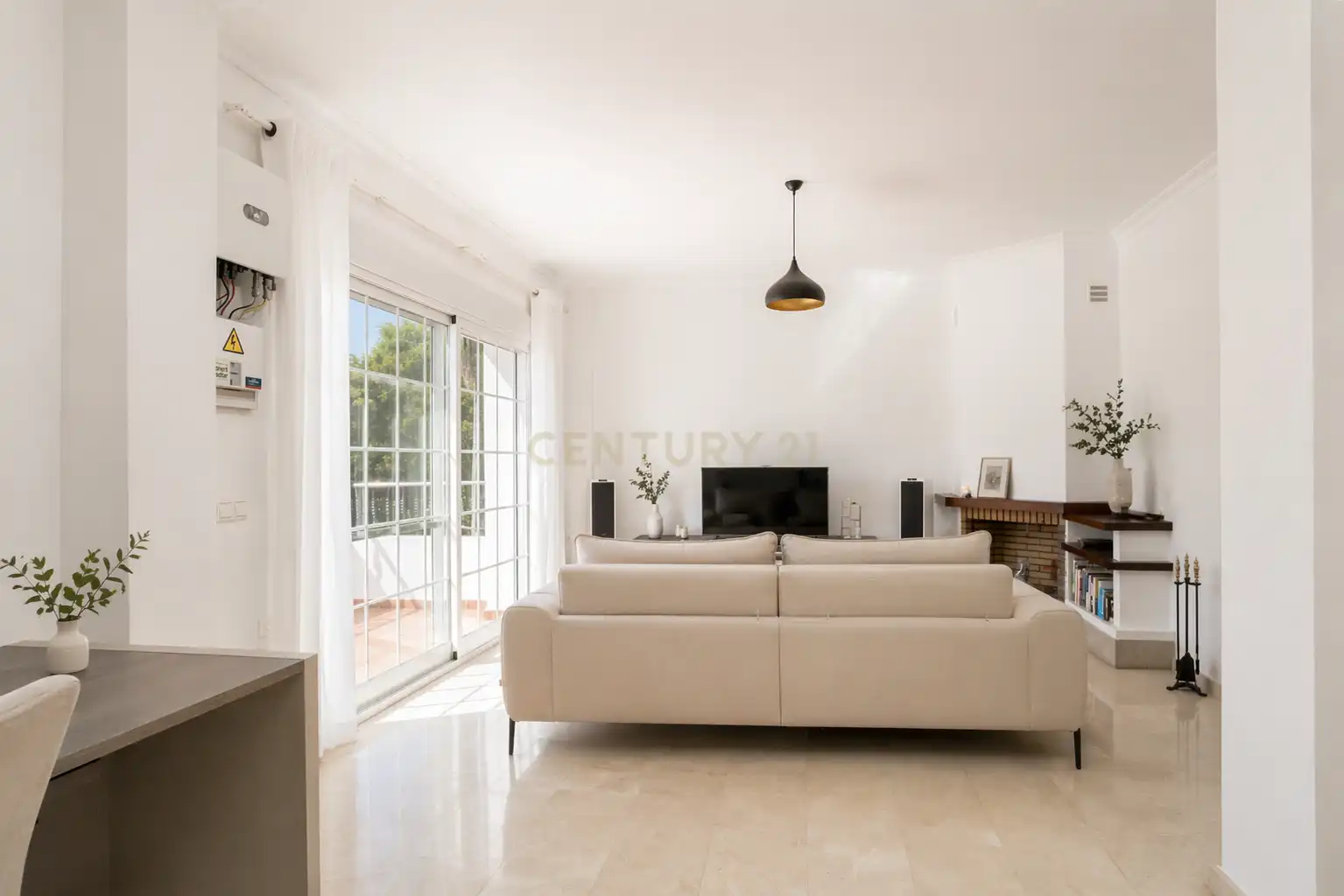 Sala d'estar de Casa o xalet en venda en Fuengirola amb Aire condicionat, Jardí privat i Traster