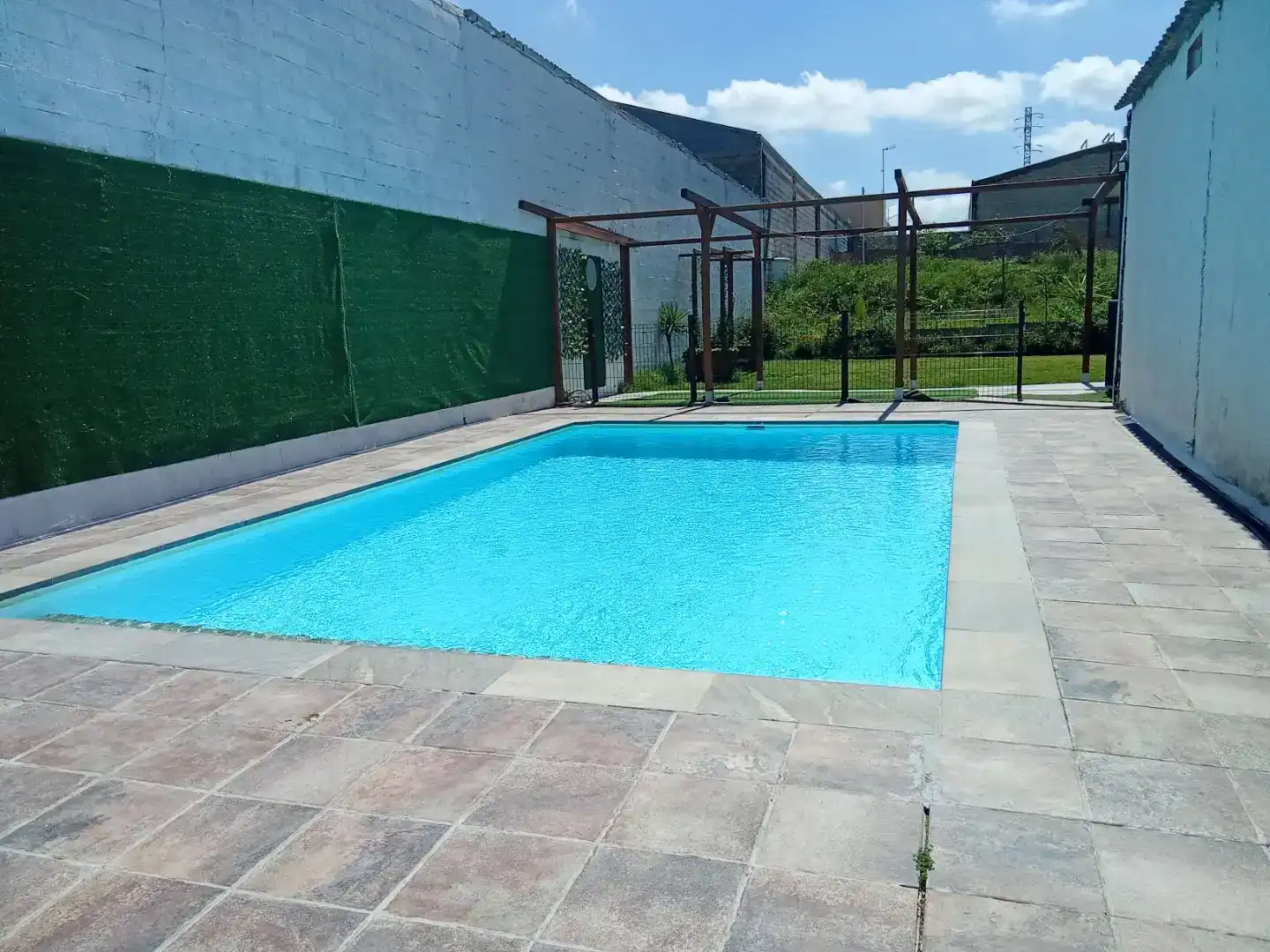 Piscina de Pis en venda en La Rinconada amb Aire condicionat, Jardí privat i Piscina