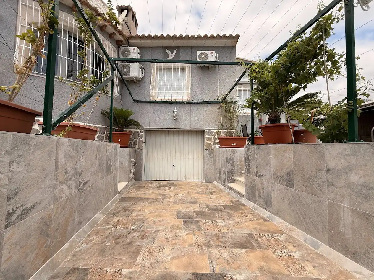 Vista exterior de Casa o xalet en venda en El Campello amb Aire condicionat, Calefacció i Jardí privat