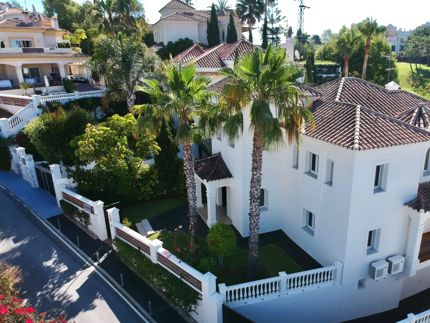 Vista exterior de Casa o xalet en venda en Marbella amb Aire condicionat, Calefacció i Jardí privat