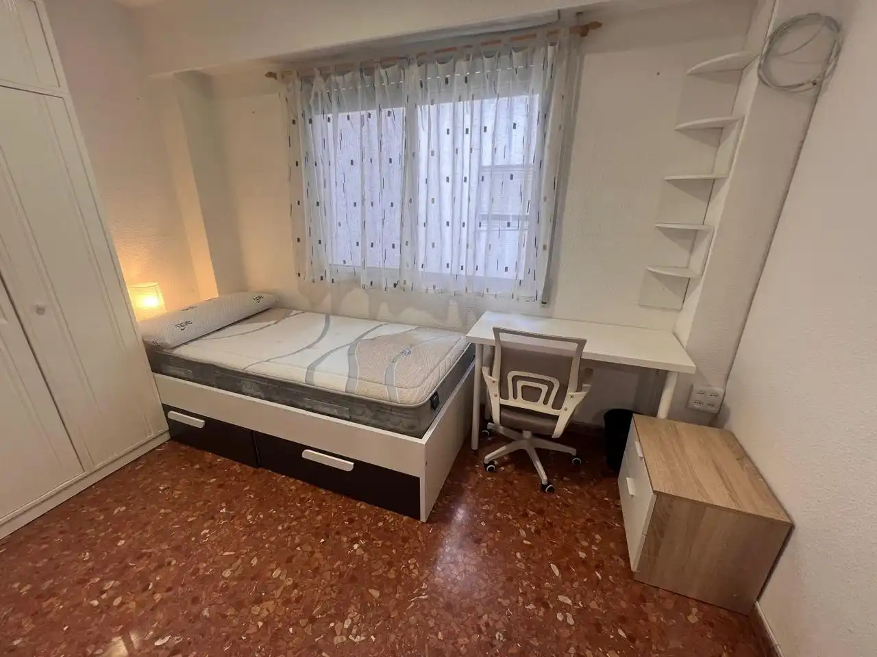 Habitació a calle de Torrevella, La Raïosa