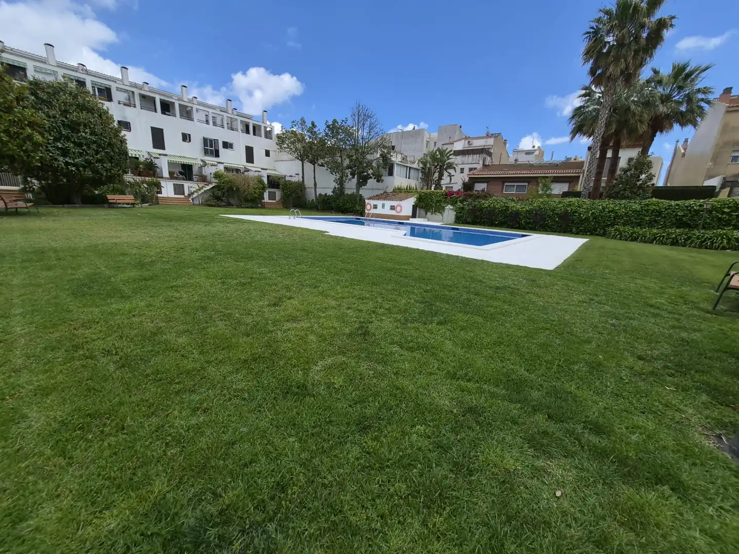Schwimmbecken von Einfamilien-Reihenhaus zum Verkauf in Calella mit Klimaanlage, Heizung und Privatgarten