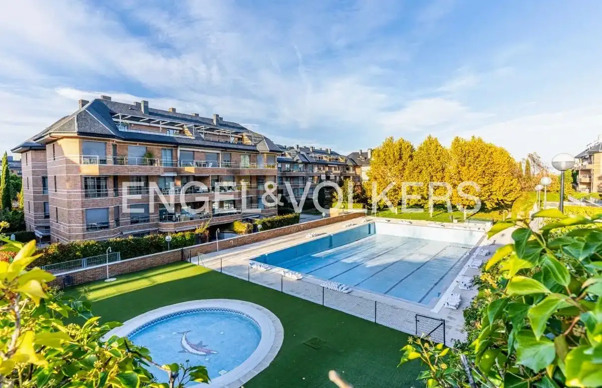 Vista exterior de Dúplex en venda en Majadahonda amb Aire condicionat, Calefacció i Parquet