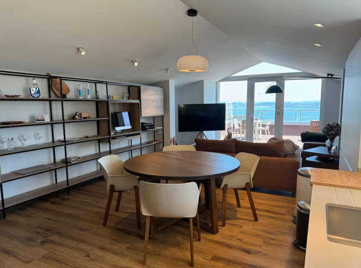 Comedor de Apartamento de alquiler en A Coruña Capital  con Aire acondicionado, Calefacción y Parquet