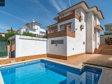 Villa con piscina in vendita a Calle Malva 9