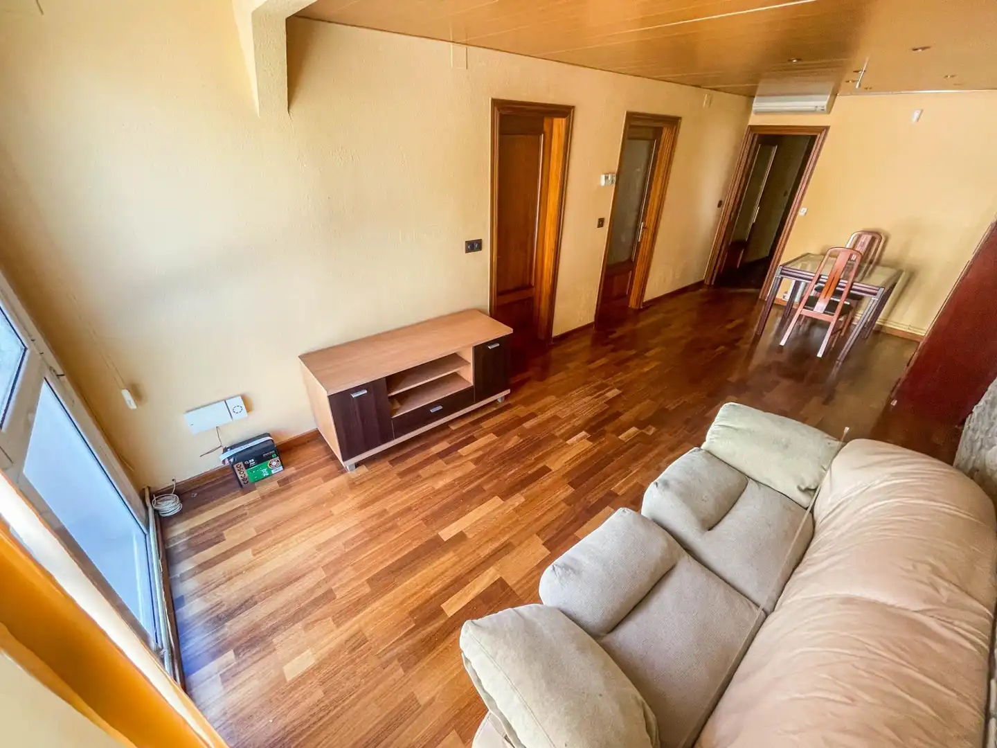 Sala de estar de Piso en venta en Olesa de Montserrat con Aire acondicionado, Calefacción y Parquet