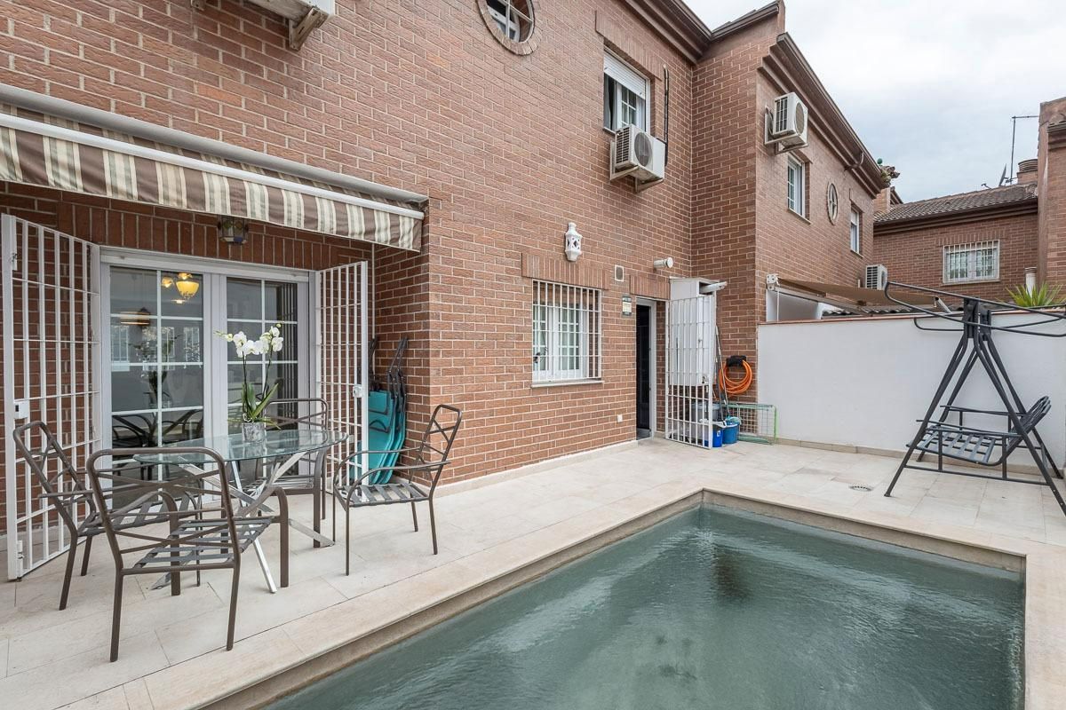 Swimming pool of House or chalet for sale in  Granada Capital  with Air Conditioner, Terrace and Swimming Pool