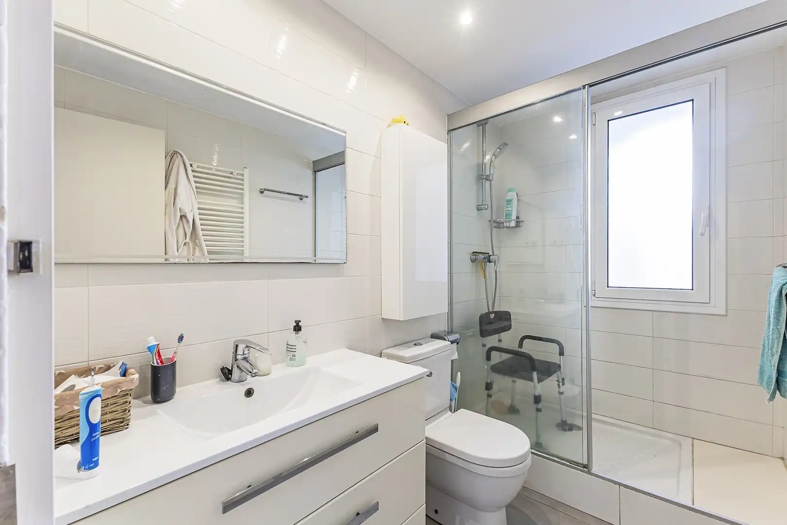 Badezimmer von Dachboden zum Verkauf in Barcelona mit Klimaanlage, Heizung und Parkett