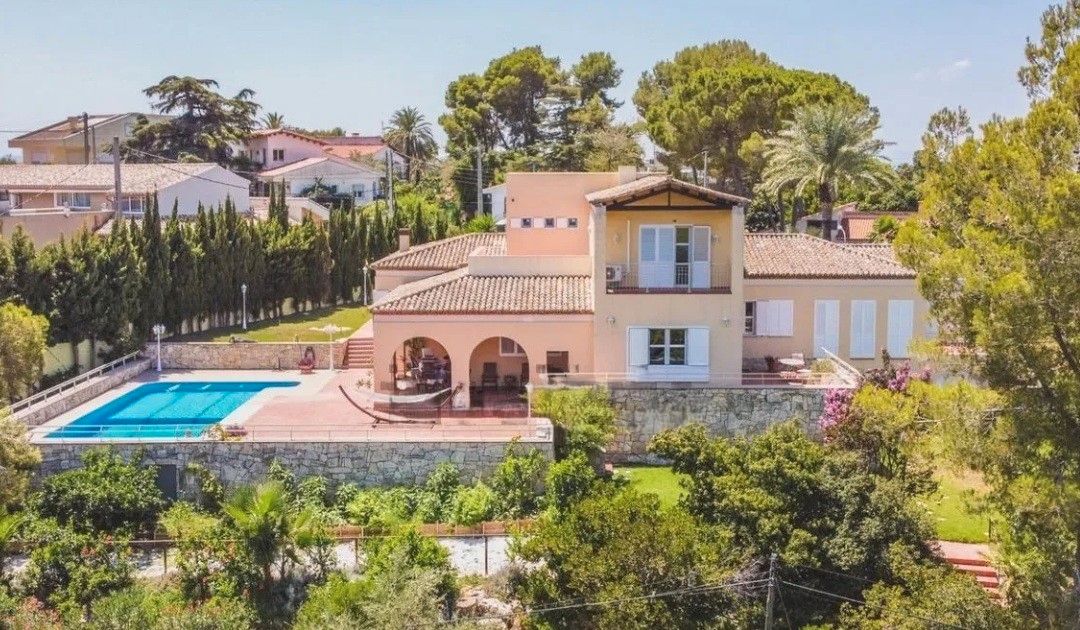 Vista exterior de Casa o xalet en venda en Alzira amb Calefacció, Jardí privat i Parquet