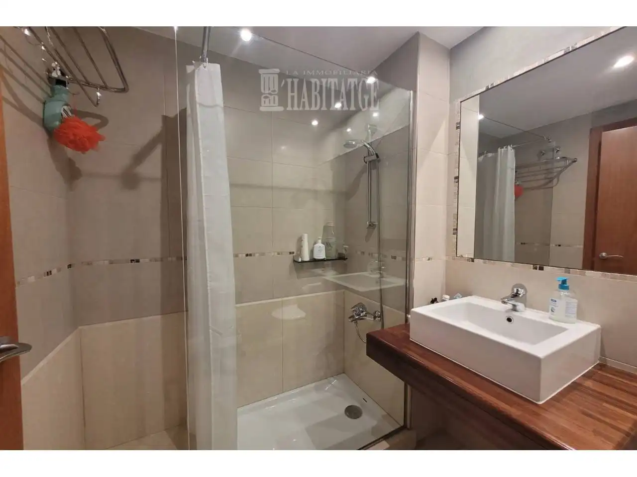Badezimmer von Wohnung zum Verkauf in Vic mit Klimaanlage, Heizung und Balkon