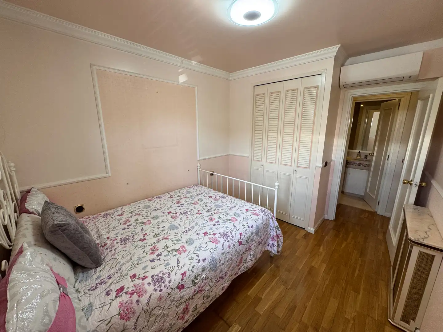 Schlafzimmer von Einfamilien-Reihenhaus zum Verkauf in Badalona mit Klimaanlage, Heizung und Parkett