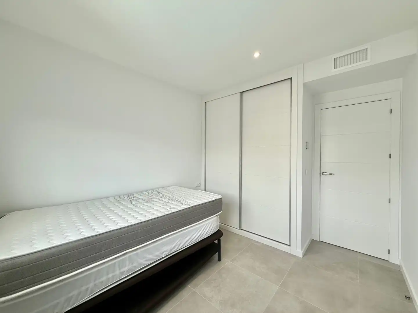 Dormitori de Apartament de lloguer en Orihuela amb Aire condicionat, Calefacció i Terrassa