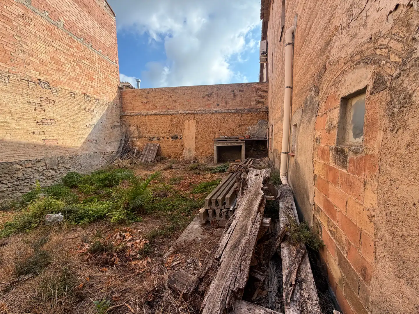 Vista exterior de Casa o xalet en venda en Torrelles de Foix amb Jardí privat, Terrassa i Balcó