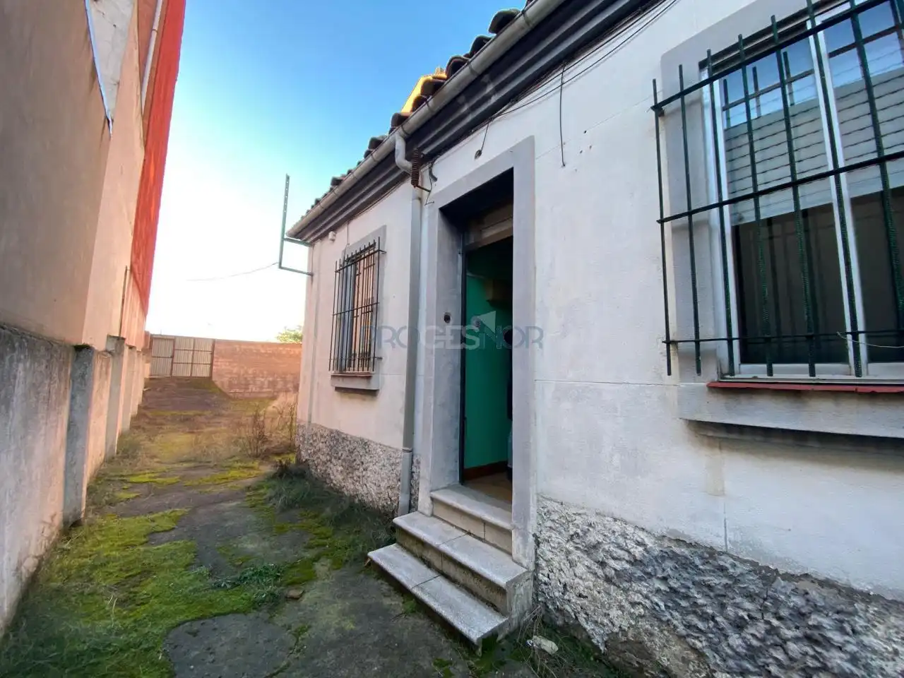Exterior view of Houses for sale in San Andrés del Rabanedo  with Heating, Private garden and Storage room
