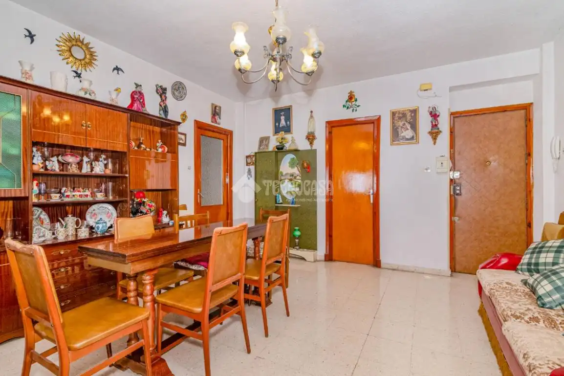Comedor de Piso en venta en Granada con Calefacción, Amueblado y Balcón