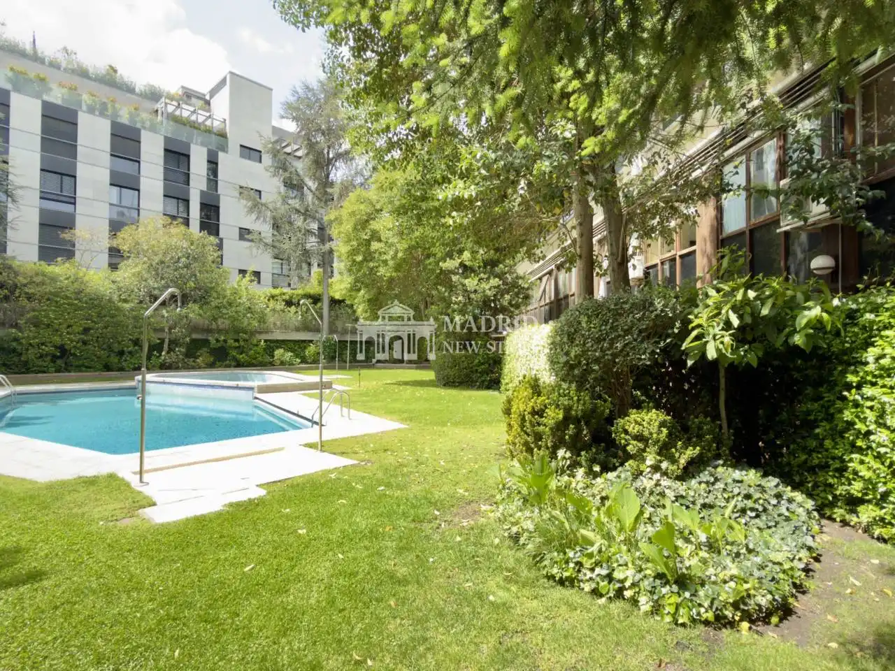 Jardín de Dúplex de alquiler en Madrid con Aire acondicionado, Calefacción y Amueblado