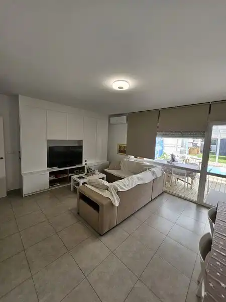 Sala de estar de Casa adosada en venta en Peralta / Azkoien con Aire acondicionado, Calefacción y Jardín privado