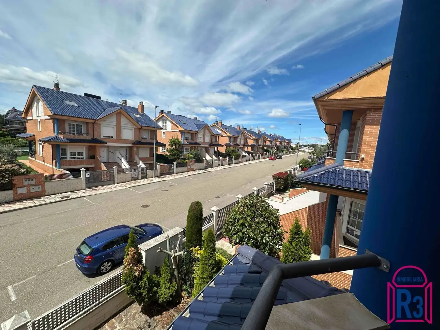 Vista exterior de Casa adosada en venta en Villaquilambre con Calefacción, Piscina y Amueblado