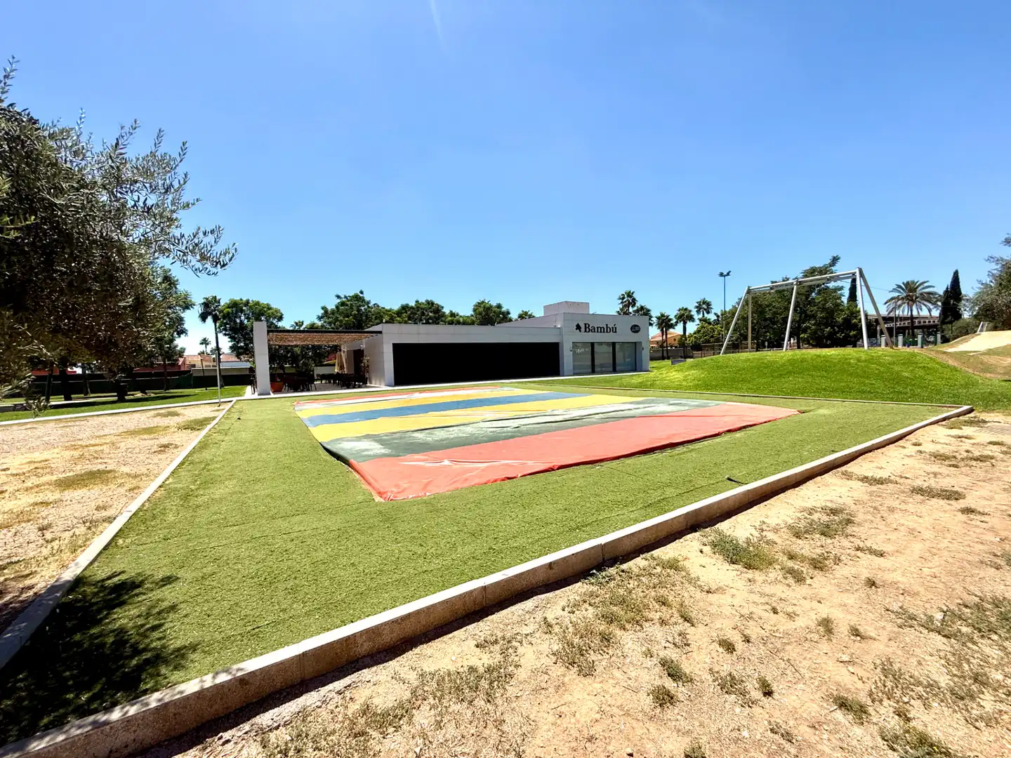 Vista exterior de Casa adosada en venda en Espartinas amb Jardí privat, Terrassa i Piscina