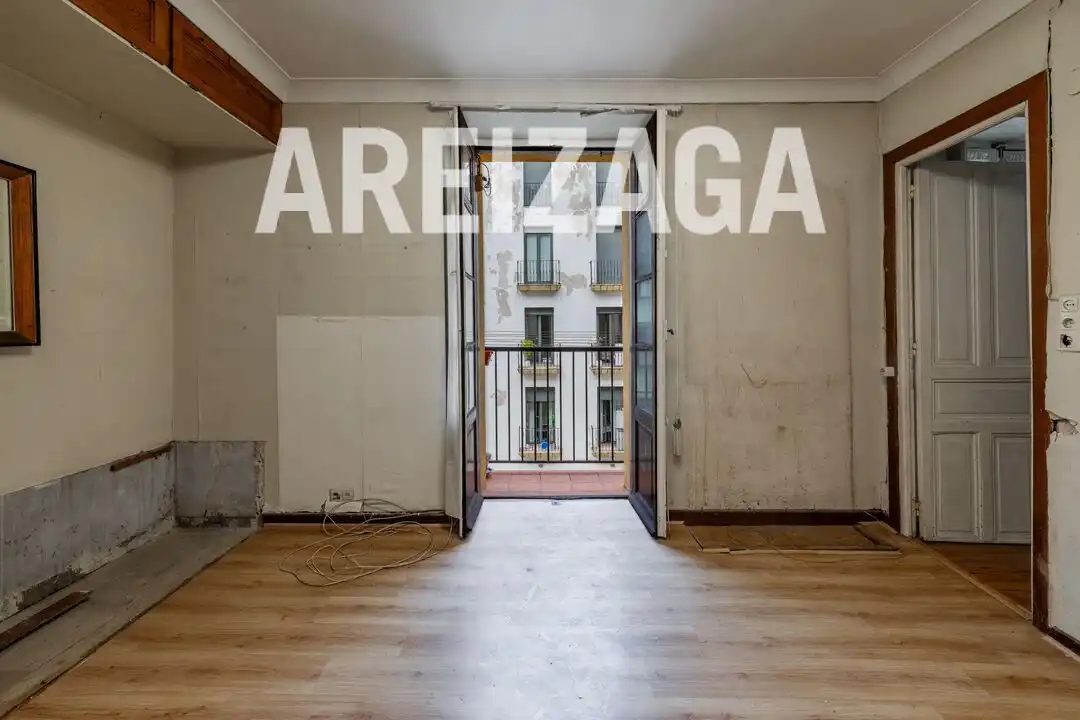 Dormitori de Pis en venda en Donostia - San Sebastián  amb Calefacció i Balcó